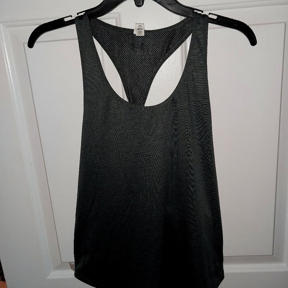 Women's Under Armour athletic shirt Size (M)